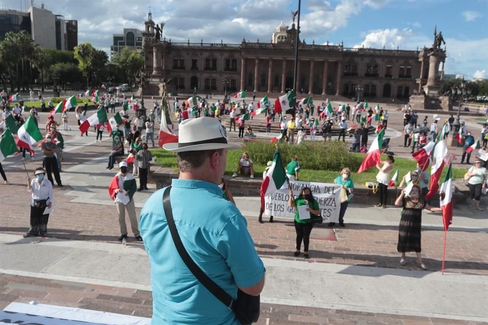 Unas 300 personas acudieron a la cita a las 18:00 horas, alzando banderas de México y pancartas con mensajes en contra del Presidente.