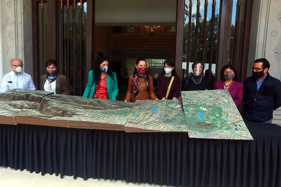 En la conferencia de prensa en el Bosque de Chapultepec.