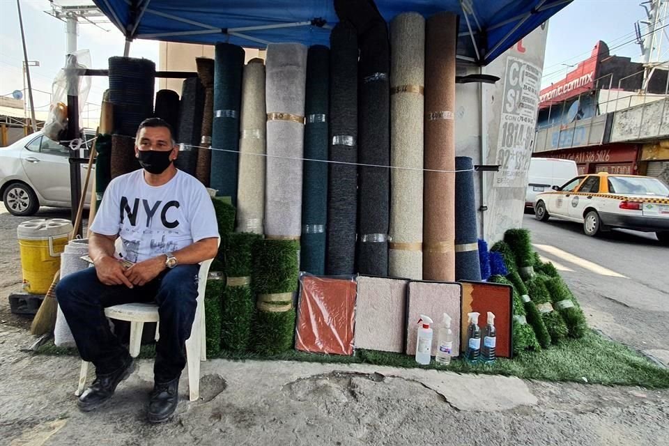 Ramón Cuevas Mireles vende alfombras en la avenida al perder su local que operó durante 40 años.