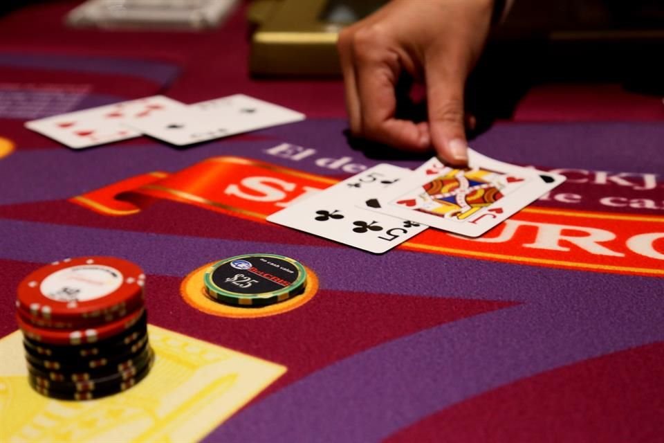 Quienes acostumbran ir a casinos a practicar juegos con apuesta, podrían pagar un nuevo impuesto a partir del próximo año en Jalisco.