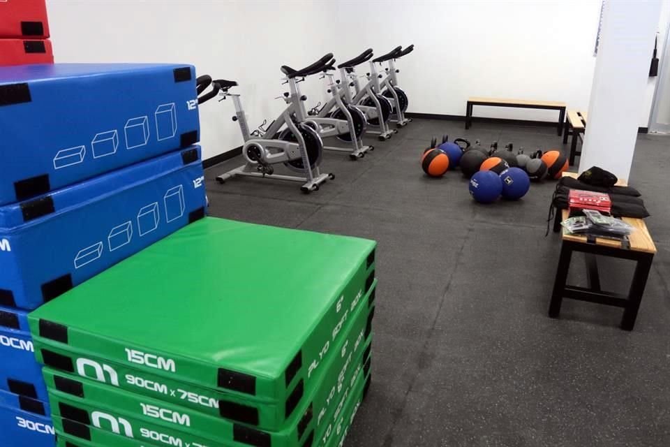 También gimnasio, área de adiestramiento exterior, pista de adiestramiento táctico y dormitorios.