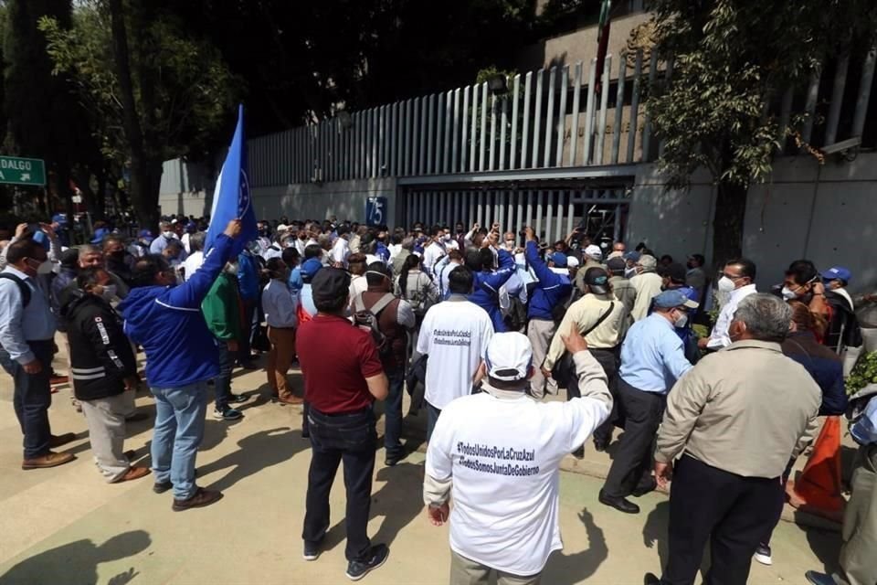 Cooperativistas de Cruz Azul que respaldan a Guillermo Álvarez marcharon de FGR y protestan en SEIDO; después irán a Secretaría del Trabajo.