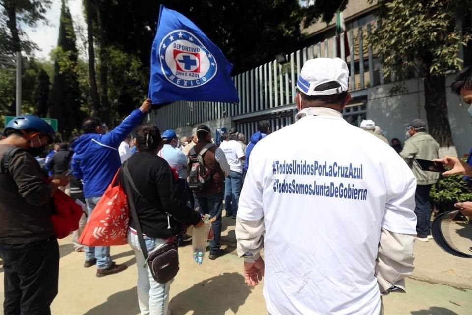 Los inconformes afuera de la sede de la SEIDO.