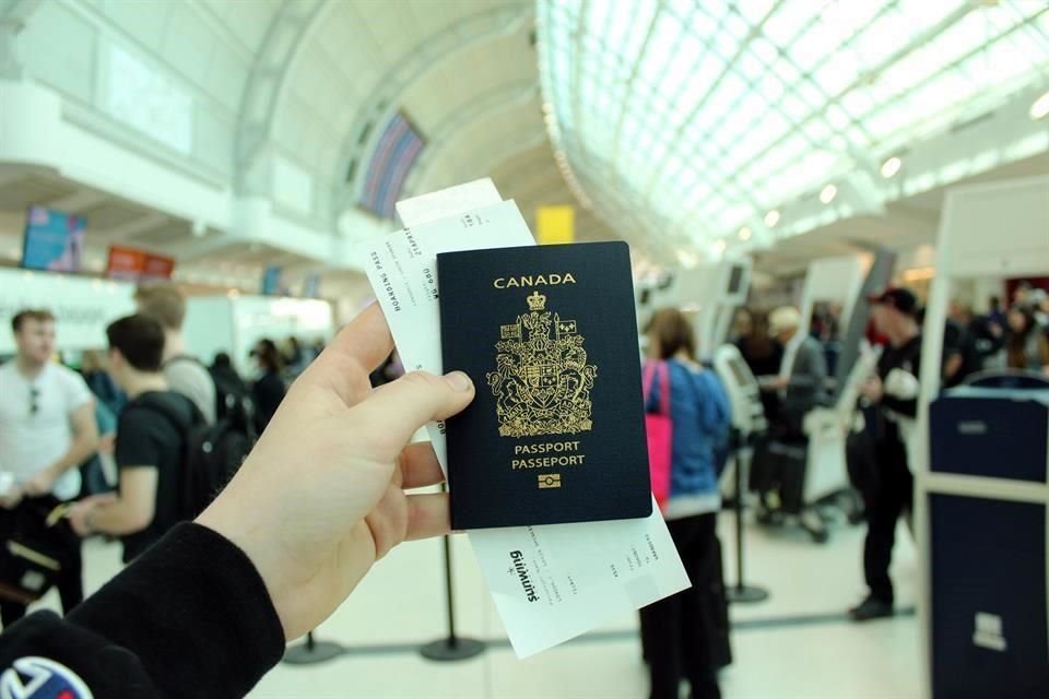 No olvides contestar y presentar el Cuestionario de Identificación de Factores de Riesgo en Viajeros en puntos de Migración o inspección