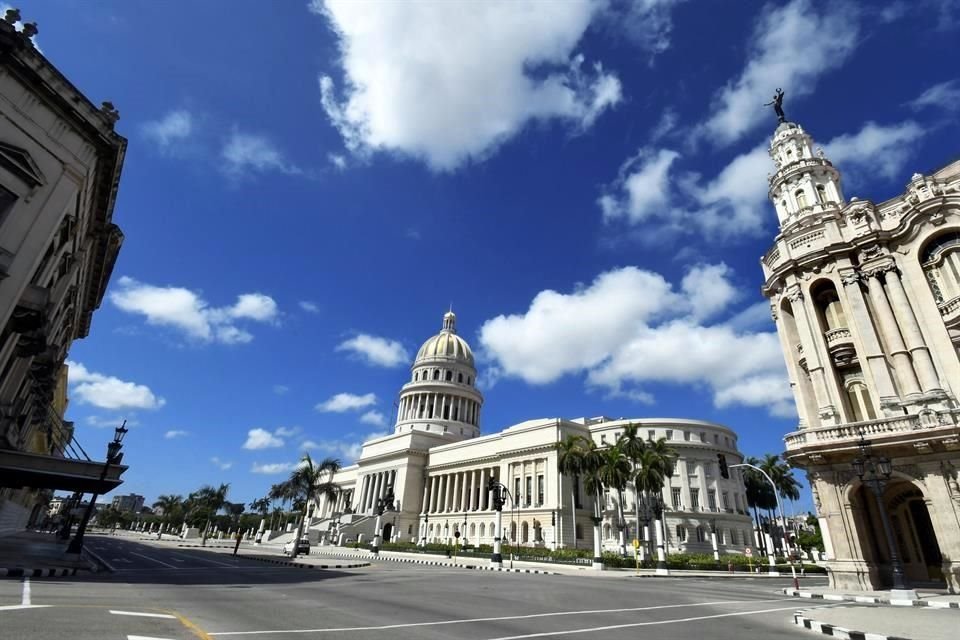 Imagen del 10 de agosto de 2020 de una céntrica avenida sin circulación de vehículos en La Habana, Cuba.