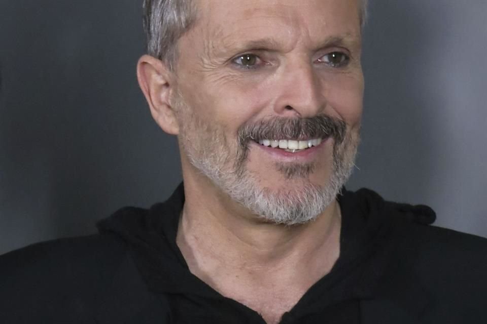 Captan a Miguel Bosé en el supermercado sin cubrebocas.