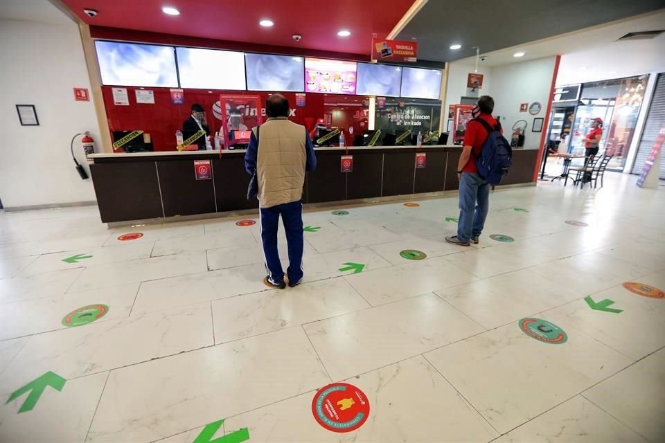 La señalítica en el piso sobre las distancias a guardar y el sentido para caminar también estuvieron presentes.