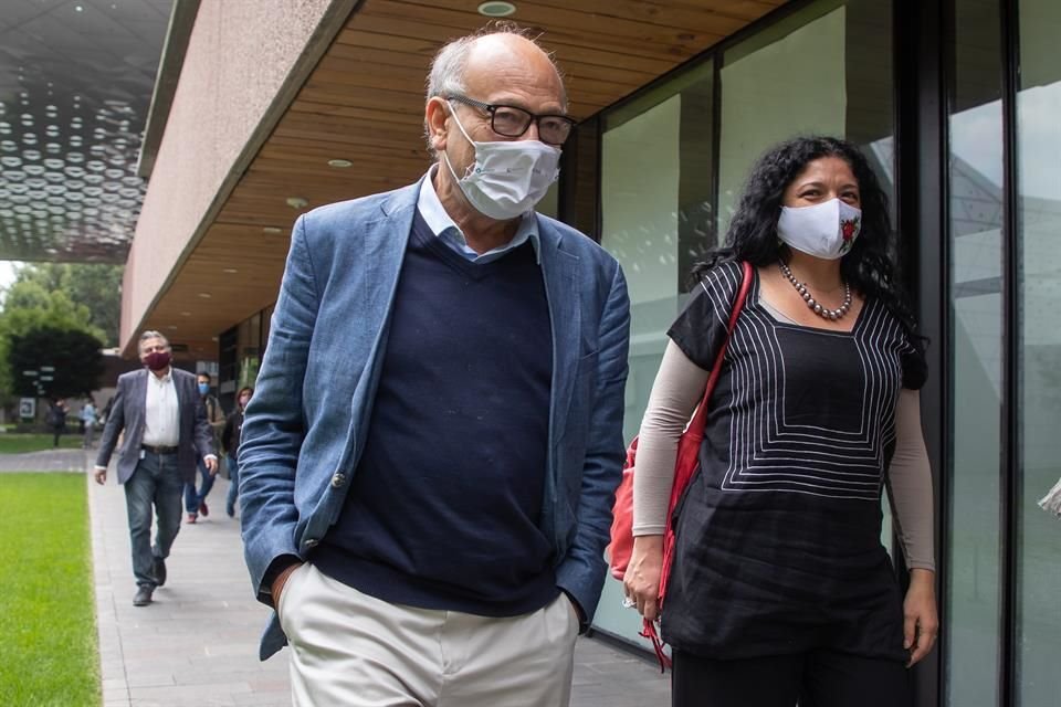 En la Cineteca, su director, Alejandro Pelayo, y la Secretaria de Cultura, Alejandra Frausto, vieron una cinta tras protocolo higiénico.