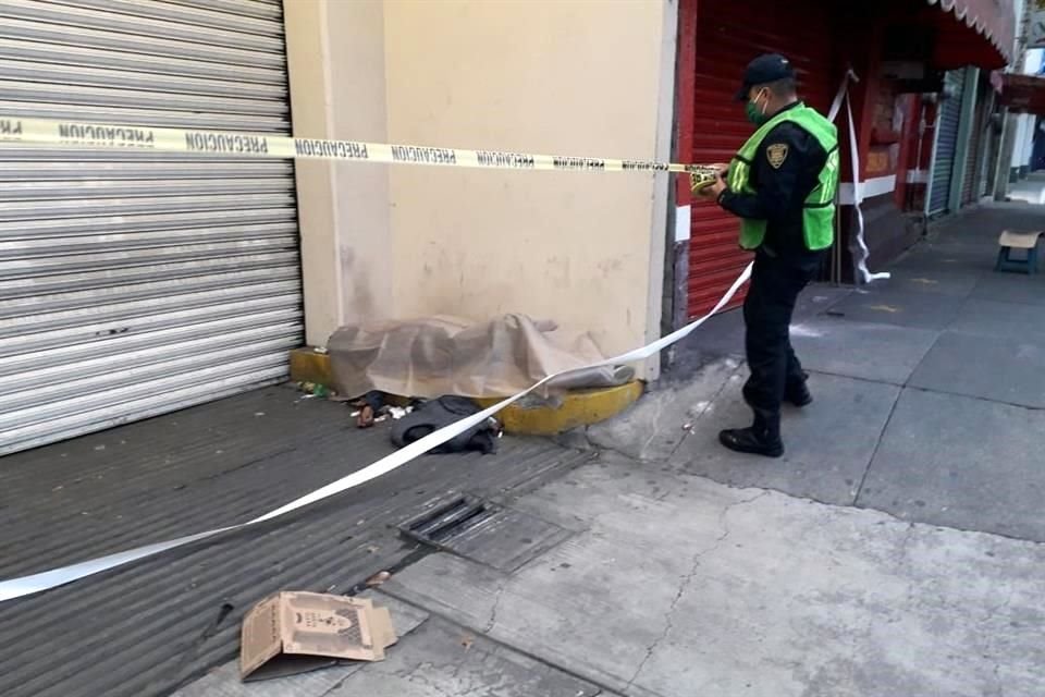 El individuo estaba recostado afuera de una tienda de electrodomésticos, ubicada en la esquina de México-Tacuba y Avenida Cuitláhuac.