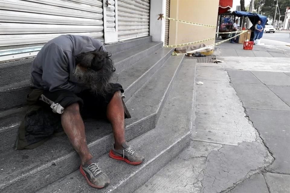 Al punto se presentaron paramédicos, quienes revisaron sus signos vitales y confirmaron que estaba muerto.