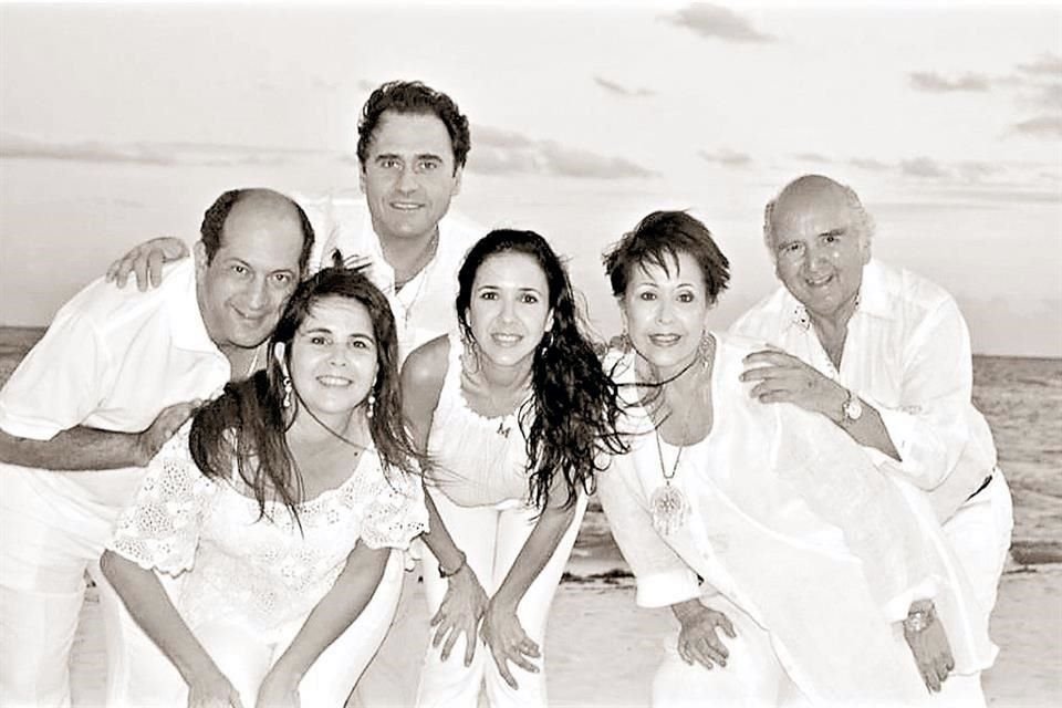 Manuel con su esposa, hijas y yernos: Andrés Garza Herrera, Javier Mtanous, Maricé Martínez de Mtanous, Macu Martínez de Garza y Cecilia de la Fuente de Martínez