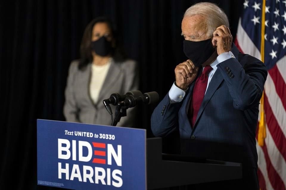 Joe Biden se acomoda la mascarilla en una comparecencia junto con su compañera de fórmula, Kamala Harris.