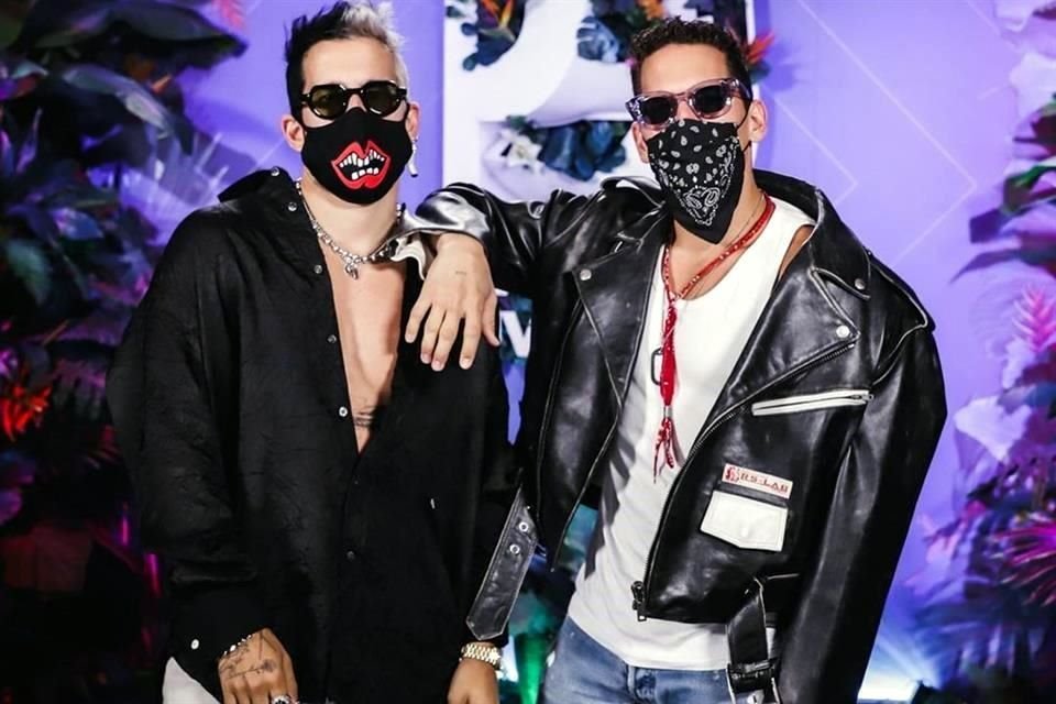 Mau y Ricky llegaron así a la ceremonia que se llevó a cabo en un concepto híbrido.