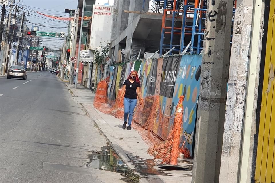La construcción de un edificio en la calle Washington, entre Escobedo y Emilio Carranza, dejó sin espacio a los peatones y carece de protecciones para la posible caída de materiales.