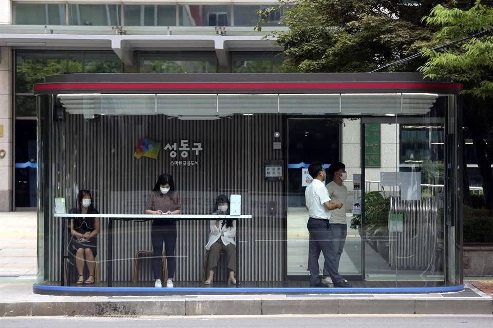 Las puertas sólo se abren si la temperatura de las personas es menor a 37.5 grados Celsius.