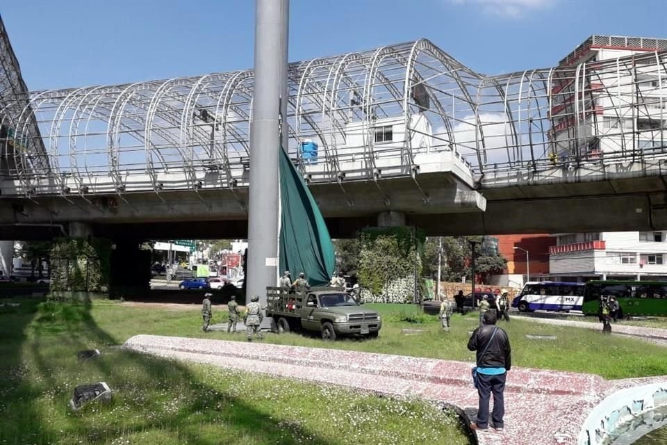 personal del Ejército acudió a la glorieta de San Jerónimo para bajar la bandera del asta y colocarla de nuevo, ahora de manera correcta.