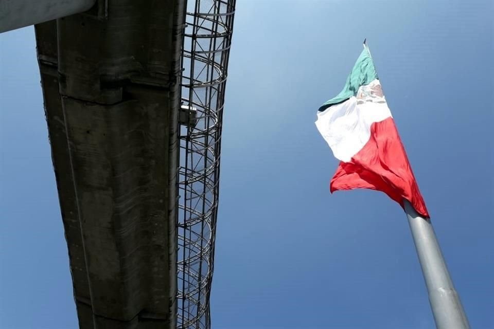 personal del Ejército acudió a la glorieta de San Jerónimo para bajar la bandera del asta y colocarla de nuevo, ahora de manera correcta.