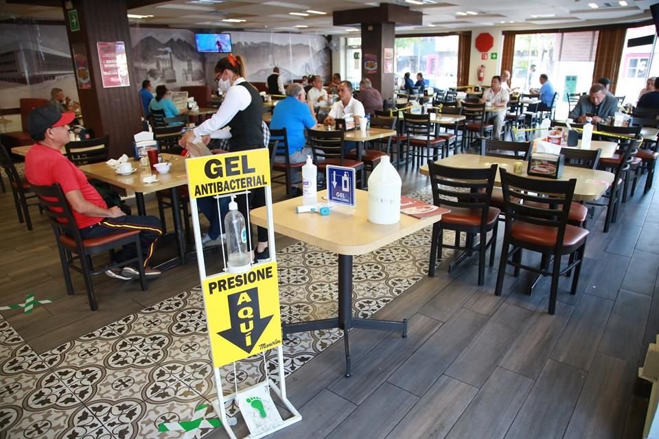 Tras seis fines de semana sin operar con servicio para consumir en el comedor, restaurantes de la Ciudad reabrieron esta mañana, restringiendo la entrada al 30 por ciento de su capacidad.