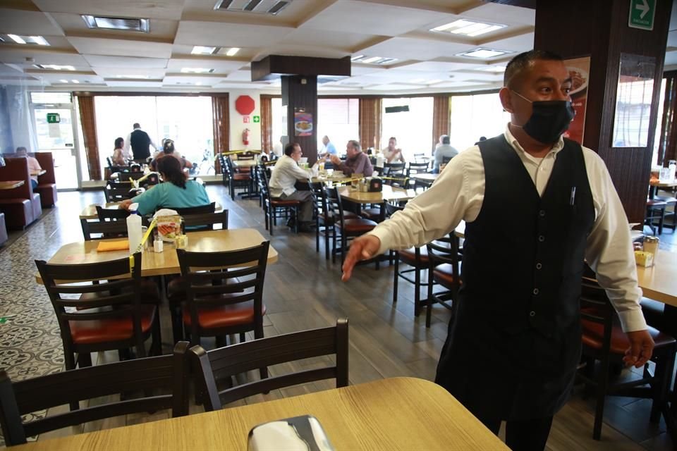 Tras seis fines de semana sin operar con servicio para consumir en el comedor, restaurantes de la Ciudad reabrieron esta mañana, restringiendo la entrada al 30 por ciento de su capacidad.