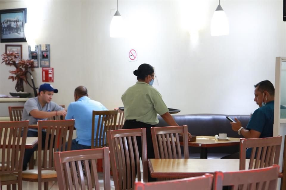 Tras seis fines de semana sin operar con servicio para consumir en el comedor, restaurantes de la Ciudad reabrieron esta mañana, restringiendo la entrada al 30 por ciento de su capacidad.