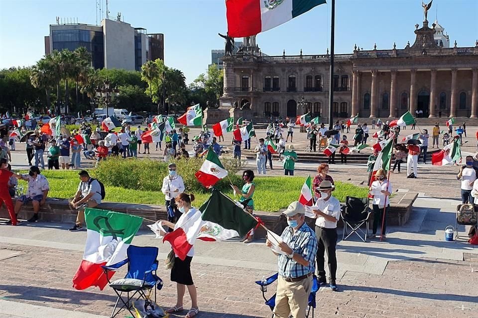 En la explanada, cientos de personas protestaron ondeando sus banderas gritando consignas como 'Fuera AMLO'.