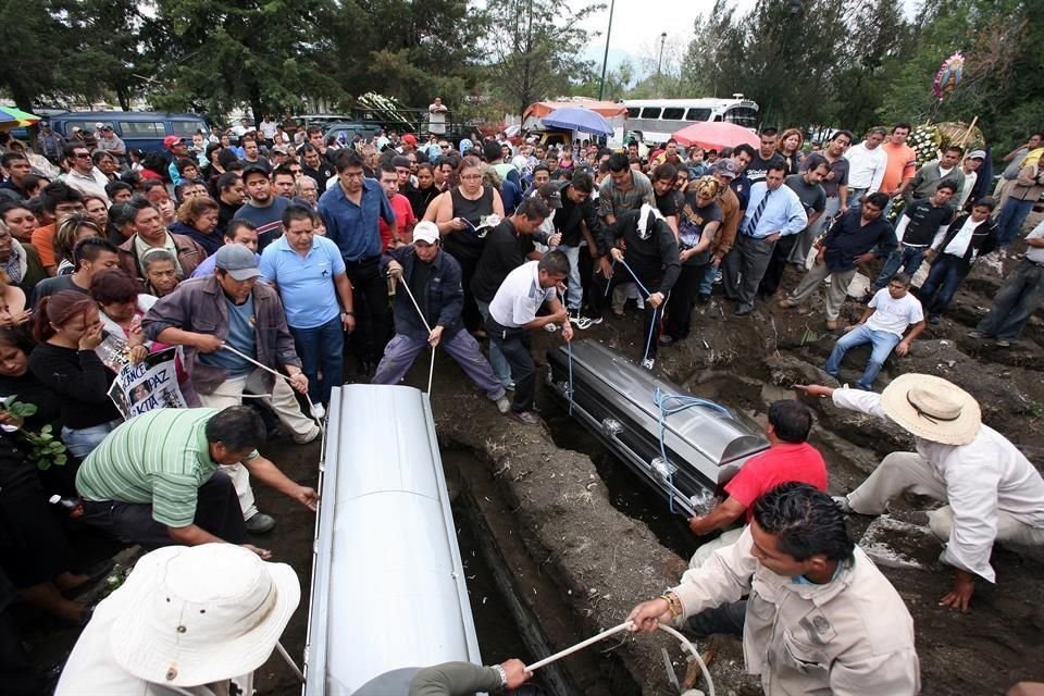 Familiares, amigos y luchadores acudieron al sepelio de los luchadores.