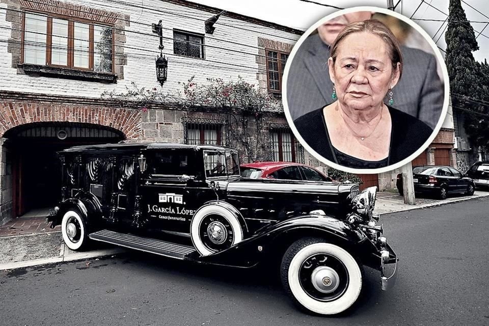 Una carroza fúnebre entró ayer al domicilio donde vivía Mercedes Barcha (recuadro), en la Ciudad de México.