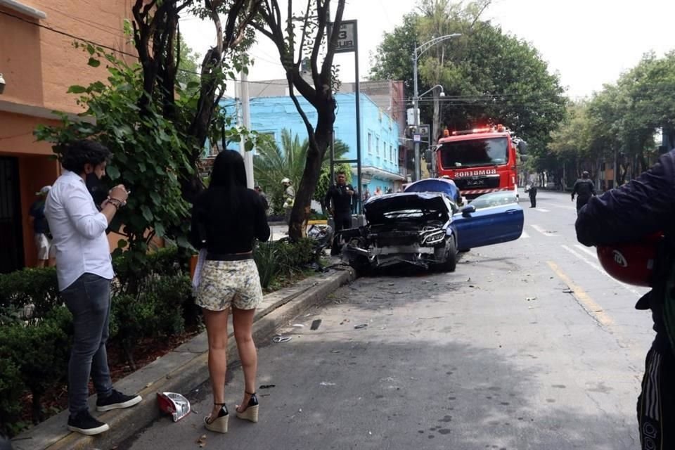 Al llegar al cruce con Eje 3 Sur Baja California, fueron embestidos por un Mercedes Benz color azul, que avanzaba hacia Avenida Insurgentes y en el que viajaban una mujer y un hombre.