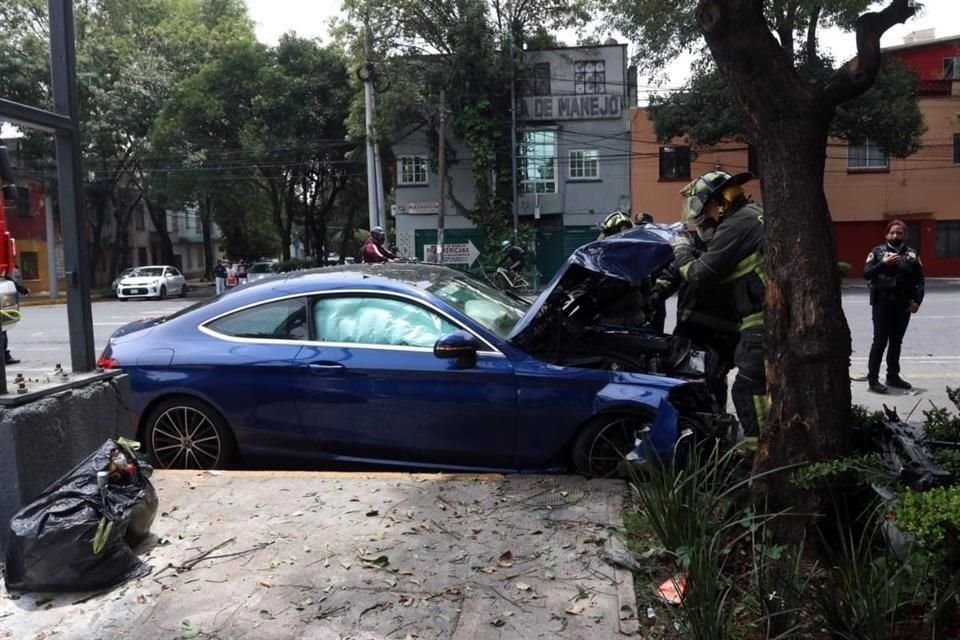 El conductor del Jetta intentó incorporarse al eje vial sin precaución cuando el otro vehículo iba en movimiento y tenía la preferencia de paso.