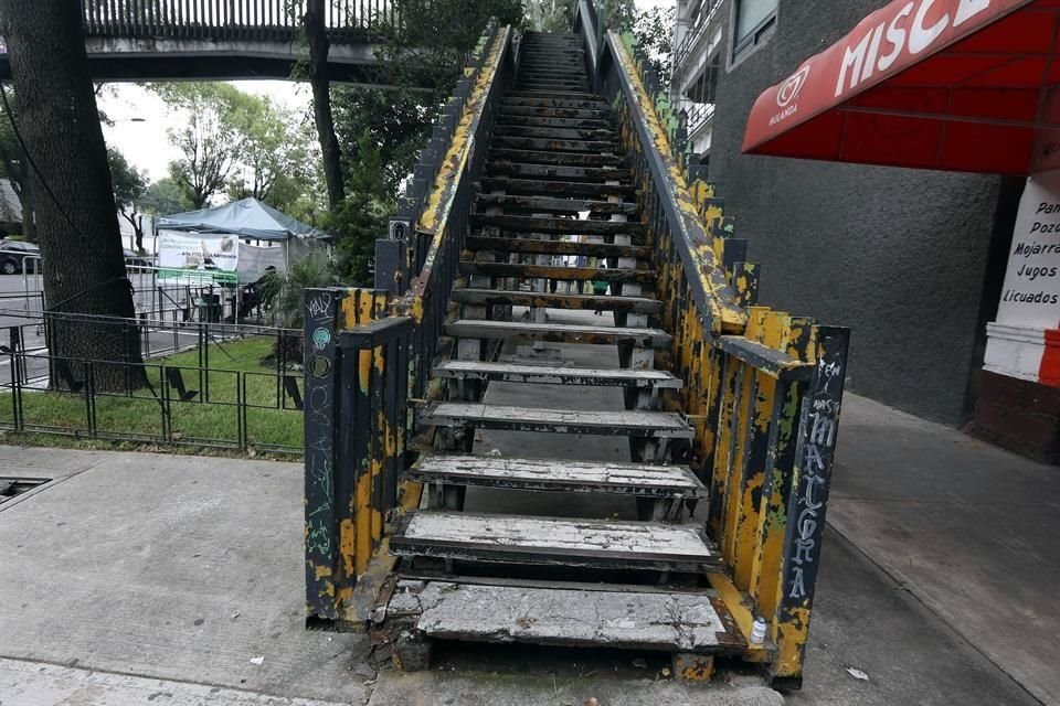 De los 791 puentes peatonales que aún existen en la CDMX, más de la mitad aumentan el peligro de sufrir un accidente.