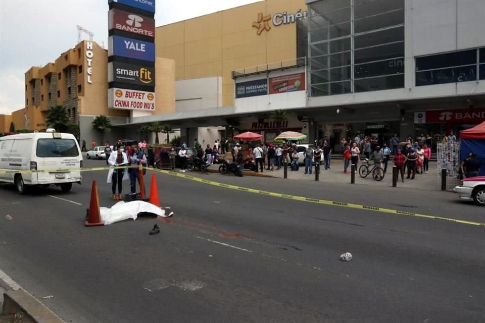 El cuerpo del adulto mayor quedó tendido sobre la Avenida Ermita Iztapalapa; llevaba documentos en una carpeta que fue recogida como parte de los indicios.