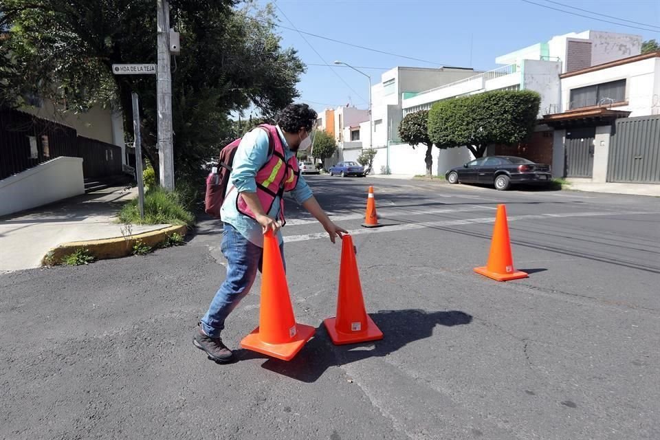 Vecinos pusieron conos para mejorar, por unos minutos, la seguridad de los peatones, y de todos los usuarios de la vía, desde los pasajeros de los micros, hasta los mismos automovilistas.