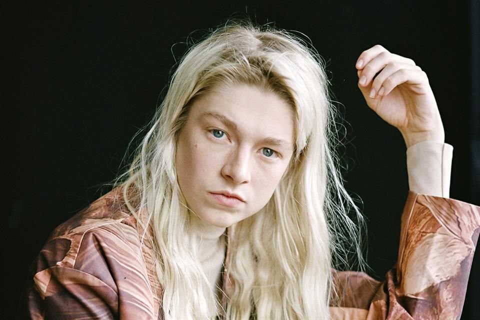 Hunter Schafer encarna a Jules, chica trans que se convierte en la mejor amiga de Rue (Zendaya).