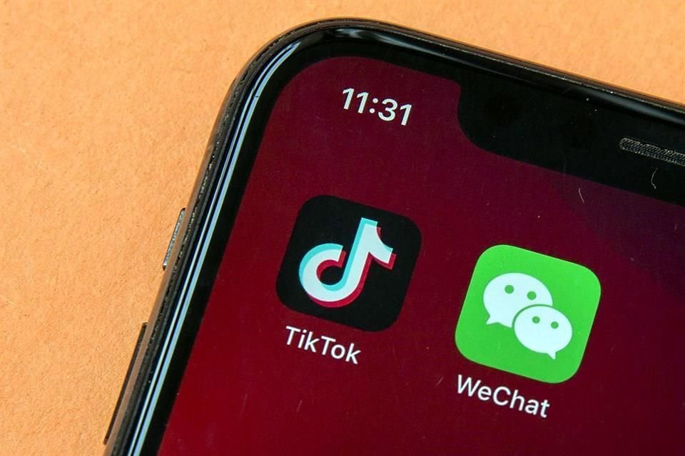 Apps de TikTok y WeChat en un teléfono móvil.