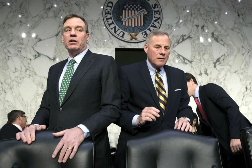 Mark Warner y Richard Burr, del Comité de Inteligencia, en una audiencia de 2018 sobre la interferencia rusa.