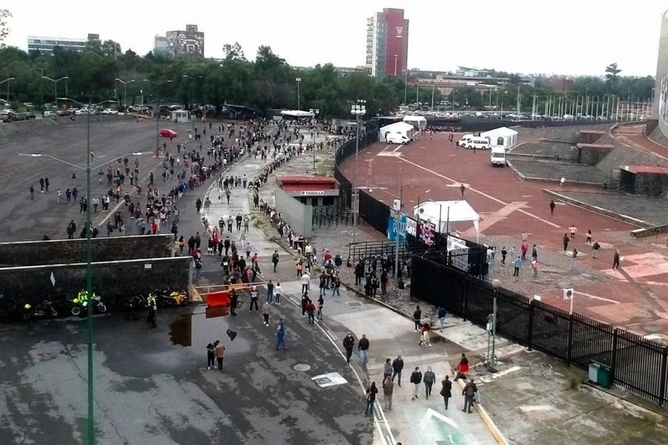 Aspecto del ingreso de los aspirantes al Estadio Olímpico Universitario.