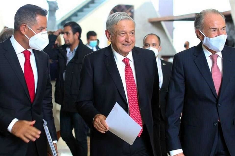 Alejandro Murat (izq) durante la reunión de AMLO y la Conago.