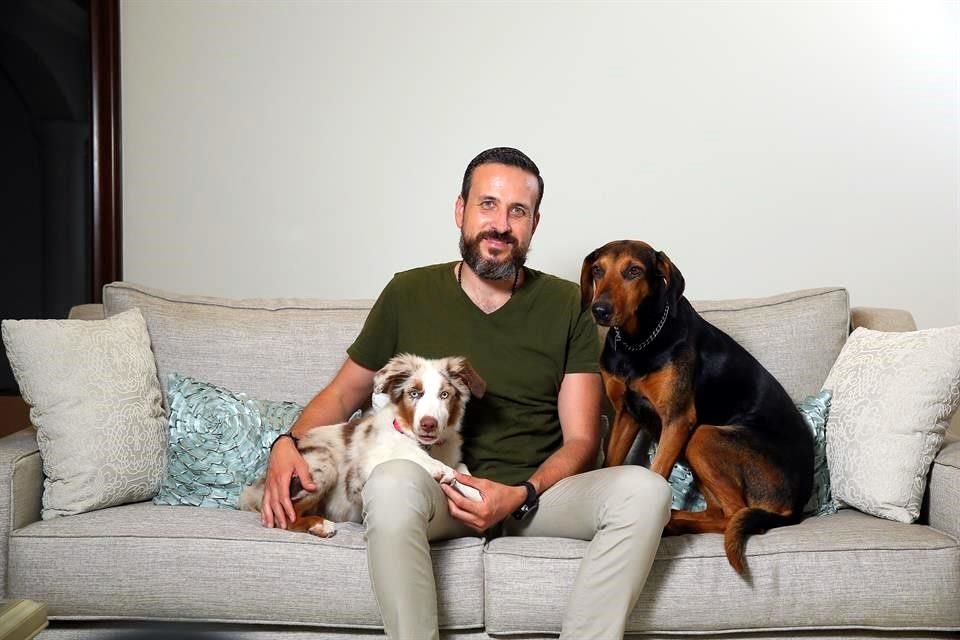 Ramiro Montemayor con 'Roma' y 'Kira'