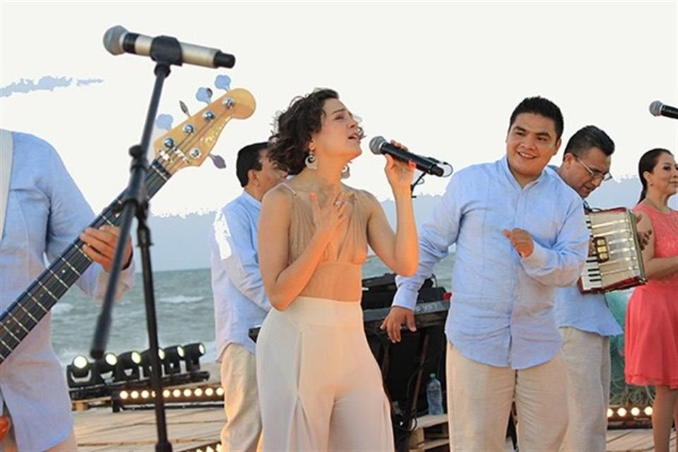 Lafourcade coescribió el tema junto con Daniela Azpiasu.