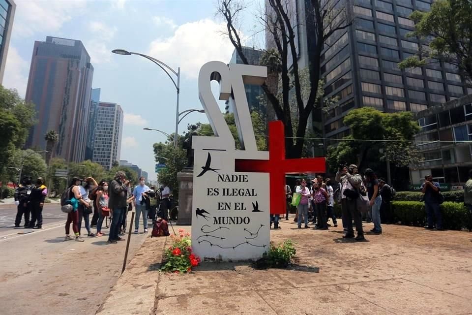 El antimonumento fue colocado sobre Paseo de la Reforma frente a la Embajada de Estados Unidos.