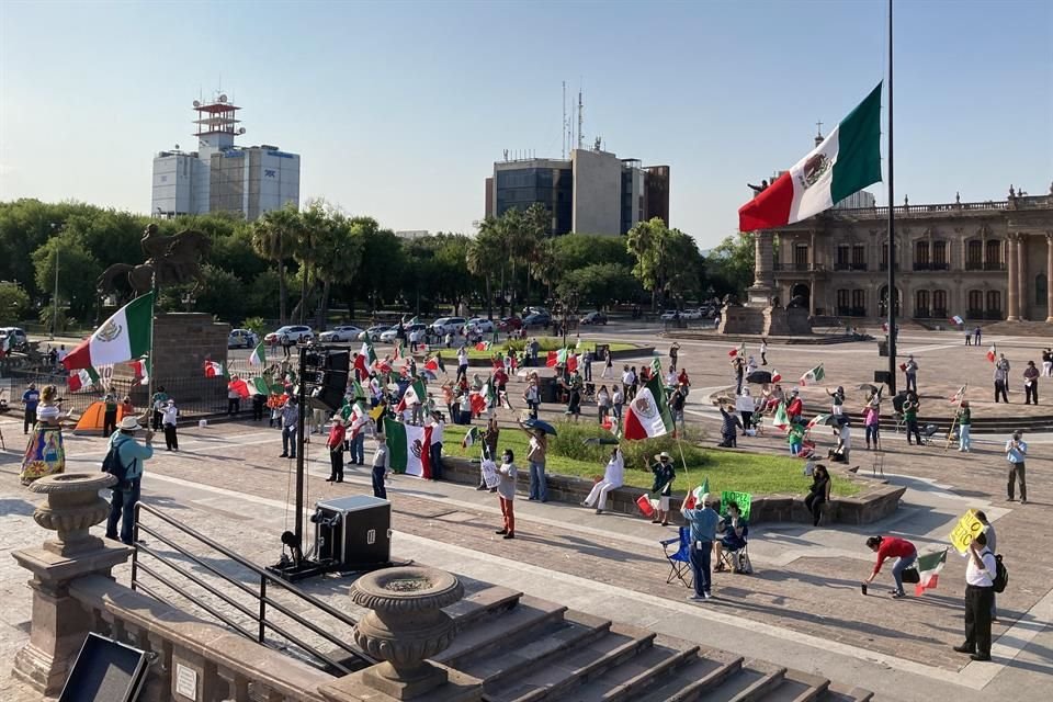 Integrantes de Frena se manifestaron en la Explanada de los Héroes para protestar contra el Presidente.