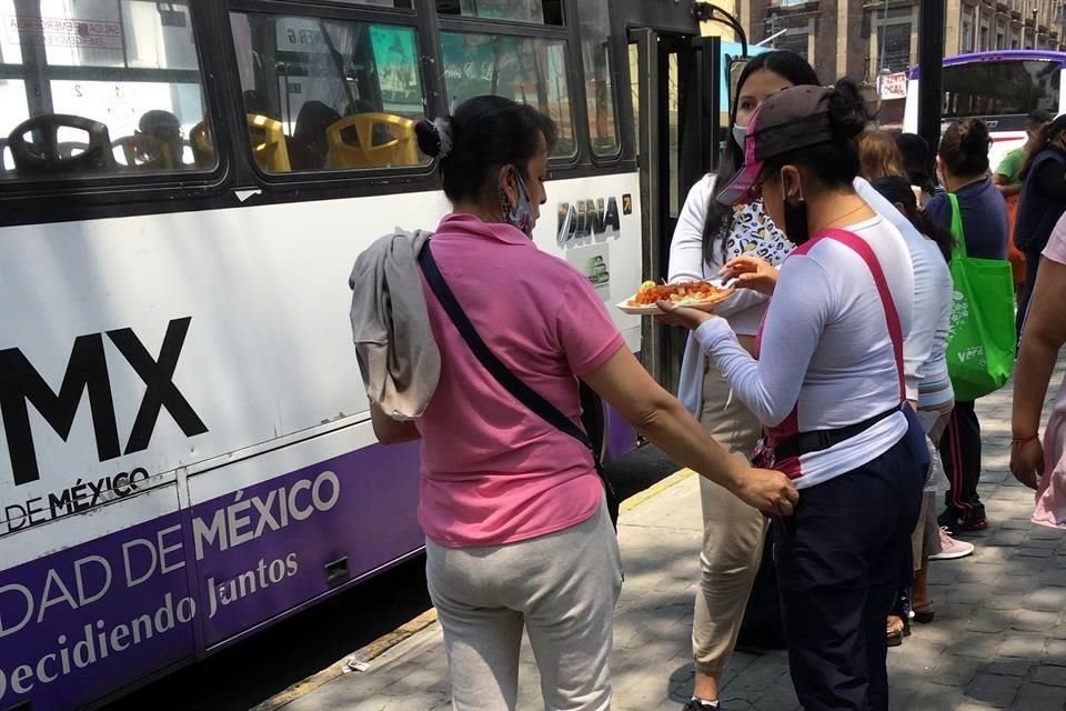 Filas de 10 a 15 personas esperan para abordar el transporte.