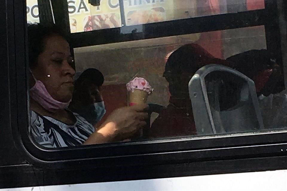 Ya en el autobús, muchos se retiran el cubreboca con cualquier pretexto.