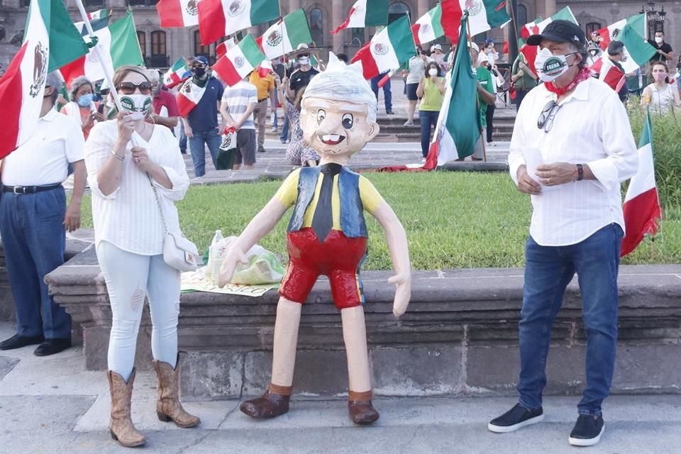 A la protesta de Frena en la Explanada de los Héroes fue llevada una piñata de AMLO vestido de Pinocho.