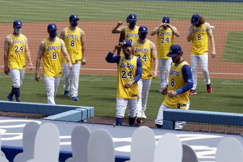 Los jugadores de Los Angeles Dodgers le rindieron un homenaje a Kobe y Gianna Bryant previo al partido ante Colorado Rockies.