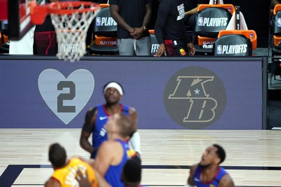 En el partido entre Jazz de Utah y Nuggets de Denver se recordó a Kobe Bryant con su número e iniciales en tableros.