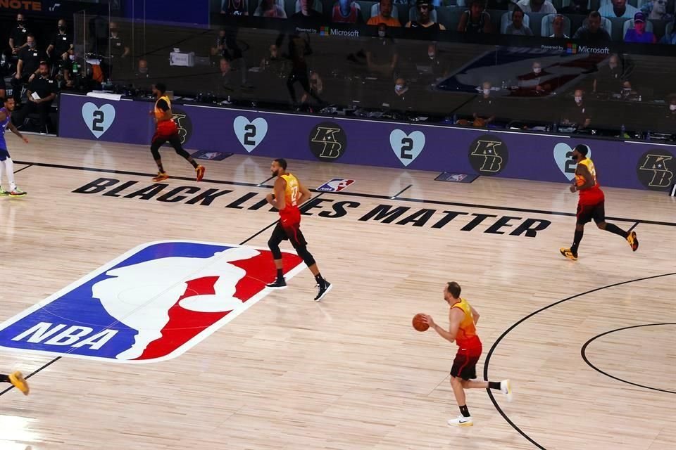En el partido entre Jazz de Utah y Nuggets de Denver se recordó a Kobe Bryant con su número e iniciales.