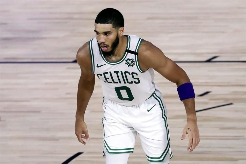 Jayson Tatum, jugador de Boston Celtics, usó una banda morada.
