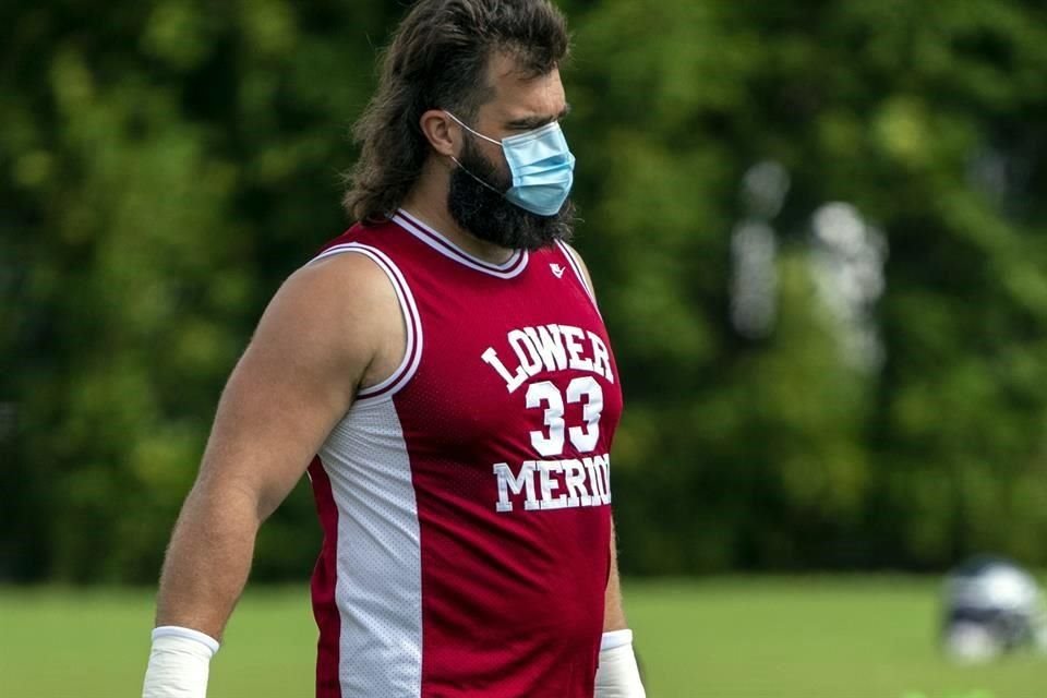 Jason Kelce, de Philadelphia Eagles, vistió el jersey de Lower Merion que Kobe usó en la preparatoria.
