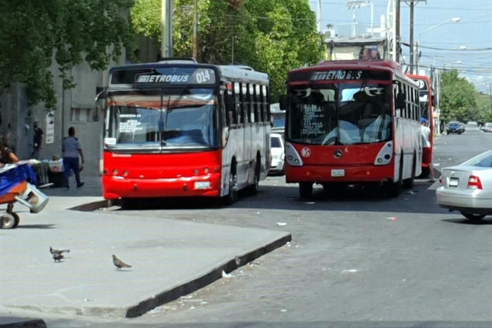 Los camiones de la Ruta 405 invaden frecuentemente dos carriles de la calle Ramón Treviño, en la Col. Terminal.
